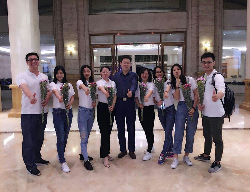 老板來(lái)接我們